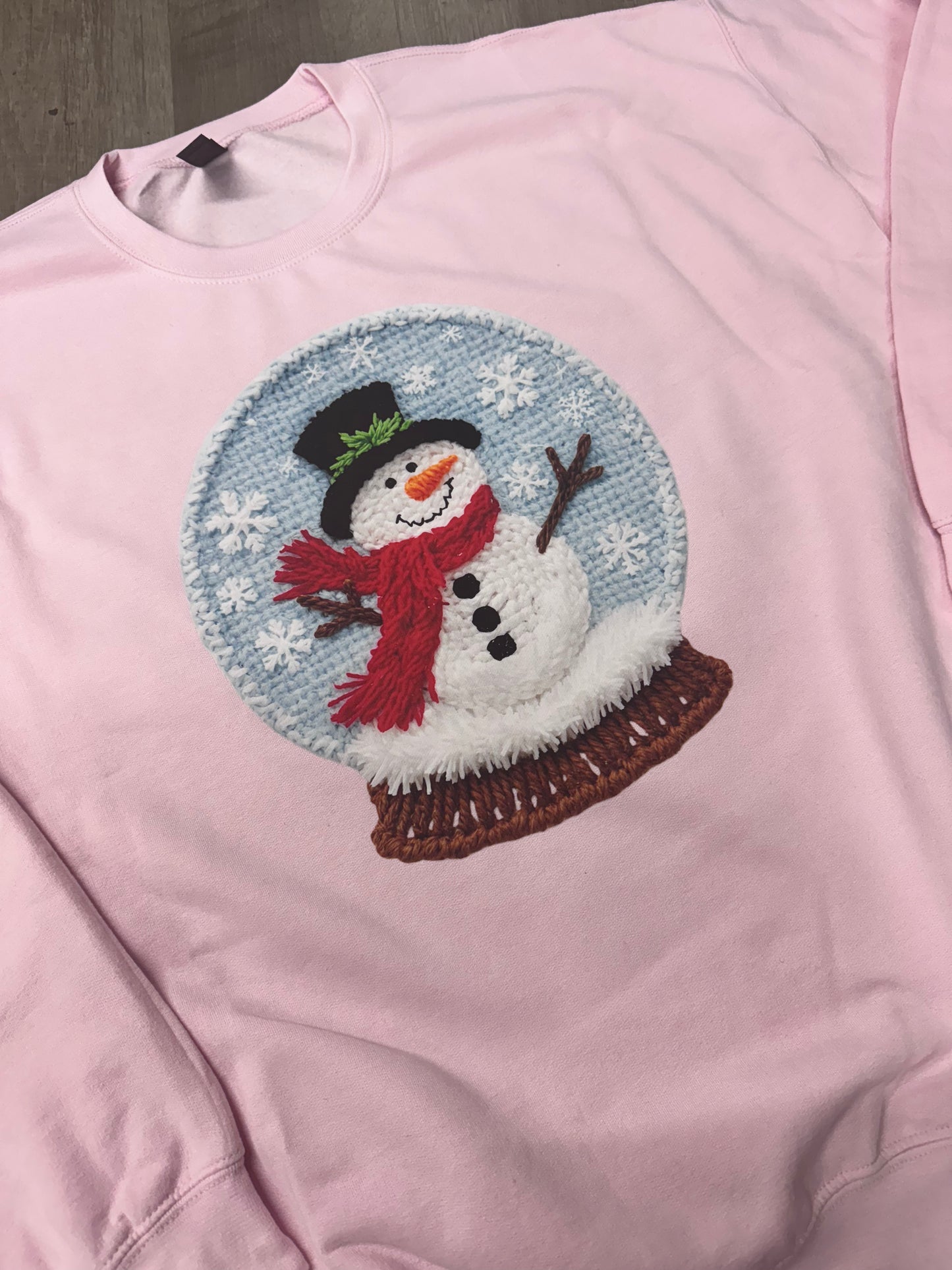 SNOWGLOBE YARN CREWNECK