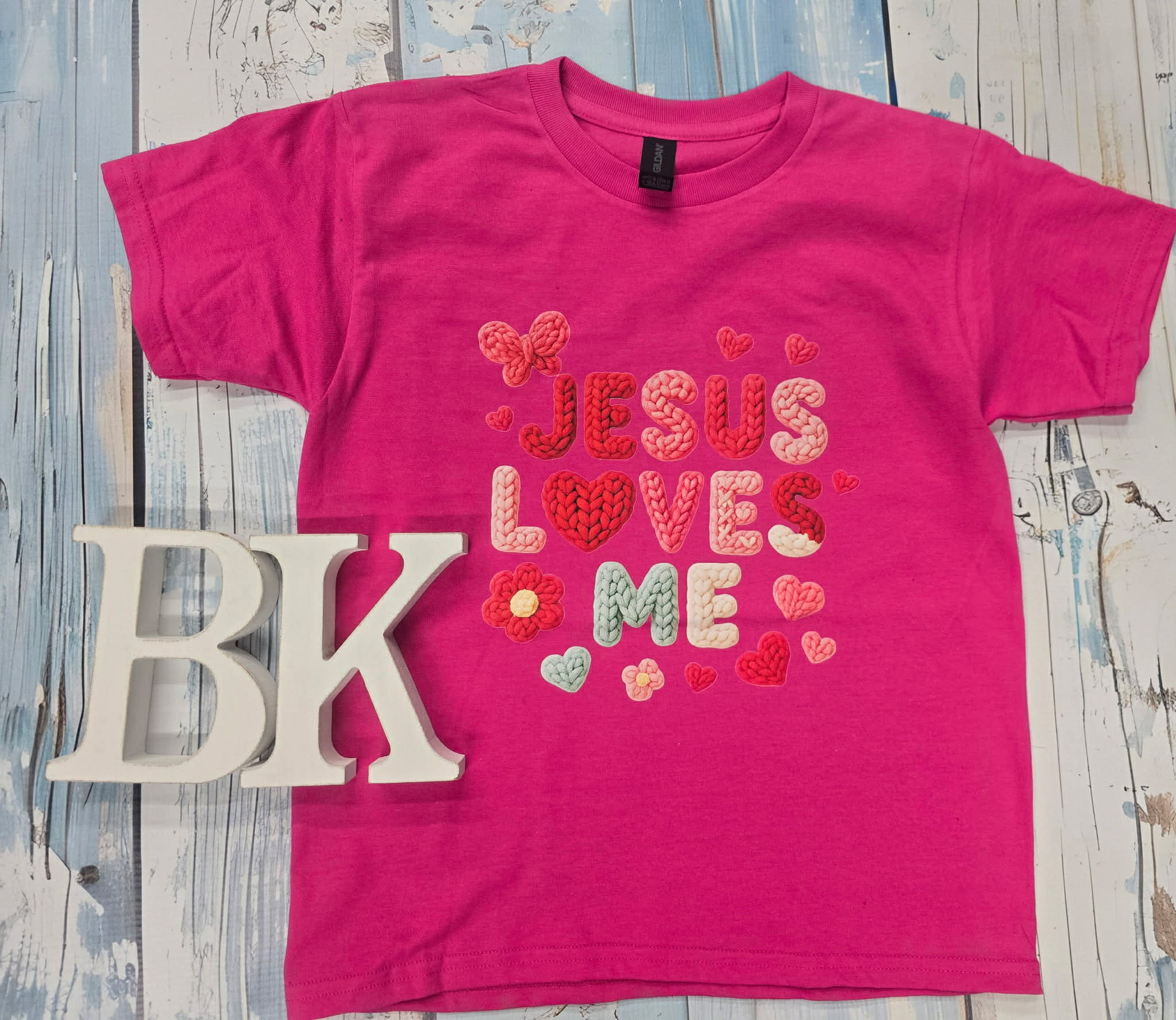 FAUX YARN JESUS LOVES ME TEE