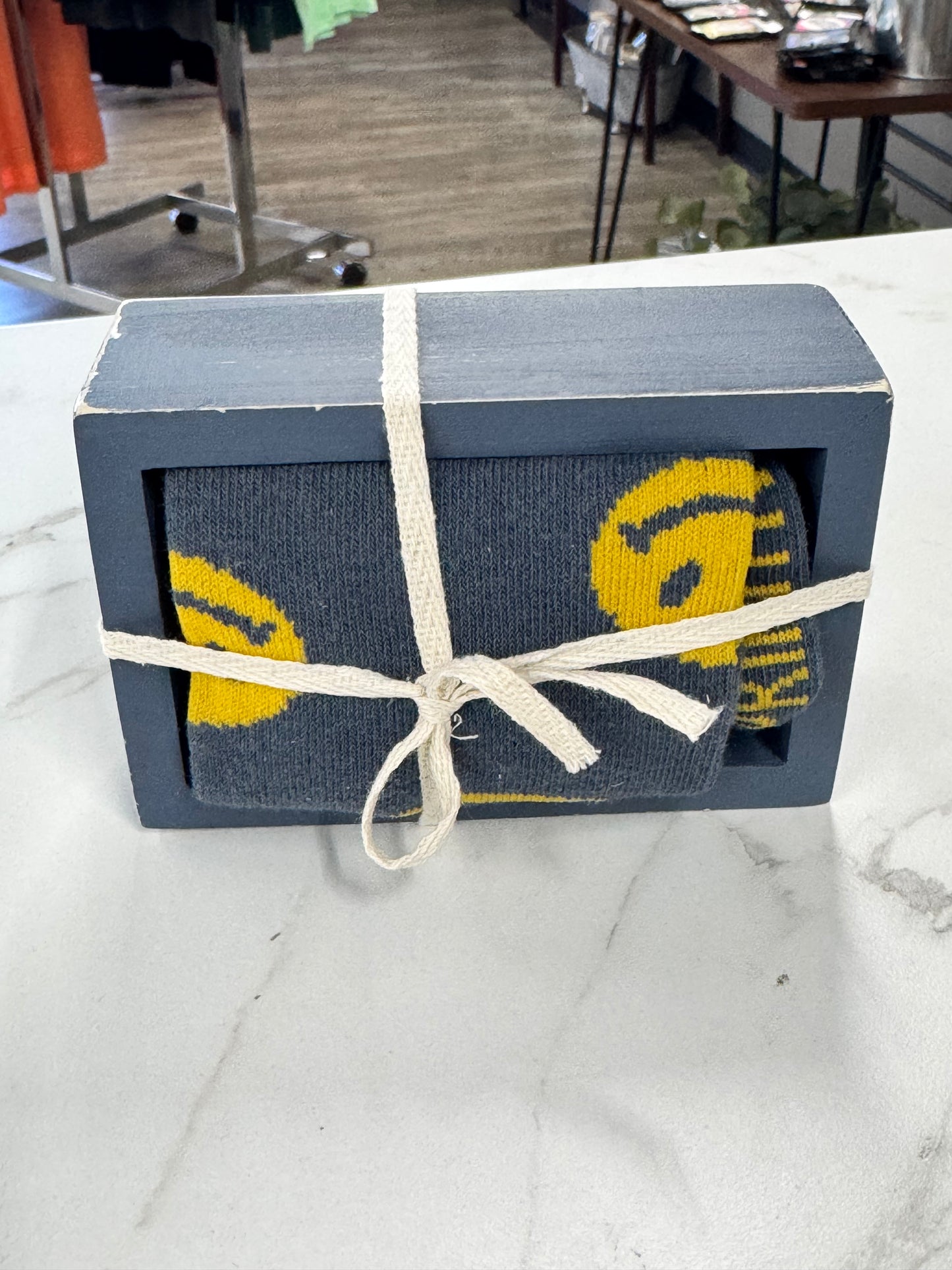 BLOCK WITH SOCKS